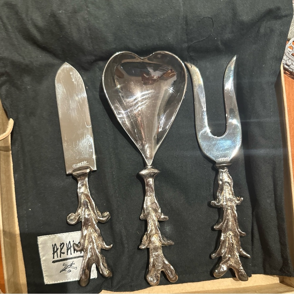 Aram and Maryse Boxer serving set